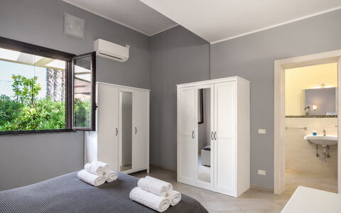 Villa Sara: Design Intérieur, Chambre, Lit, Sol, Plafond, Appartement, Pièce, Literie, Drap De Lit, Cadre De Lit