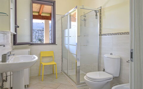 Villa Sara: Sol, Luminaire Plomberie, Design Intérieur, Sol, Salle De Bains, Plomberie, Évier, Pièce, Lavabo, Plafond
