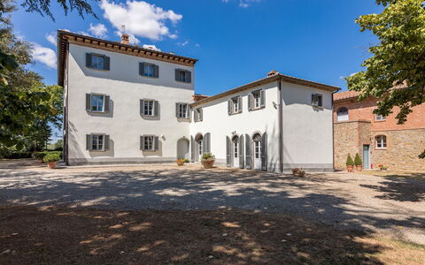 Antica Villa Merelli 12: Mur, Bâtiment, Façade, Maison, Architecture, Domicile, Arbuste, Toit, Établissements Humains, Biens