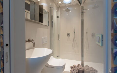 Belvedere Guastella B 4: Salle De Bains, Design Intérieur, Luminaire Plomberie, Mur, Sol, Sol, Toilette, Miroir, Lavabo, Plomberie