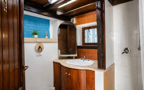 Casa Dafne: Lavabo, Mur, Luminaire Plomberie, Évier, Bois, Salle De Bains, Robinet, Sol, Armoire De Toilette, Sol