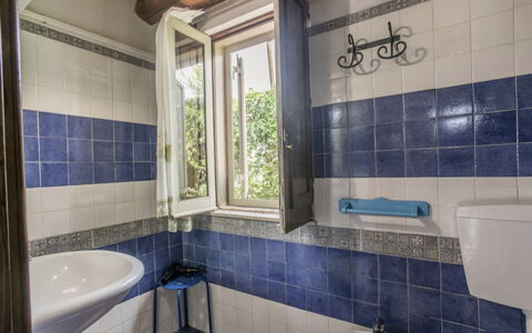 Casa Dafne: Sol, Luminaire Plomberie, Sol, Design Intérieur, Tuile, Robinet, Salle De Bains, Plomberie, Évier, Lavabo