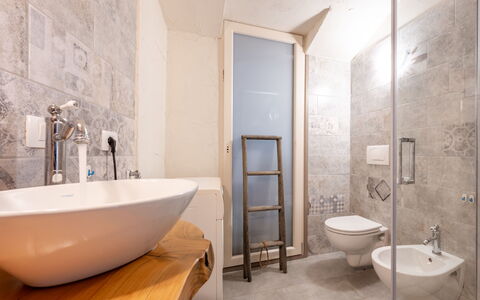 Noah: Sol, Sol, Luminaire Plomberie, Salle De Bains, Design Intérieur, Plafond, Éclairage, Plomberie, Lavabo, Miroir