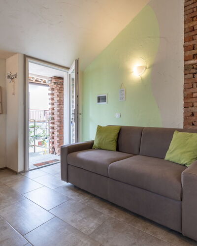 Noah: Mur, Meubles, Design Intérieur, Sol, Sol, Canapé, Plafond, Pièce, Salon, Appartement