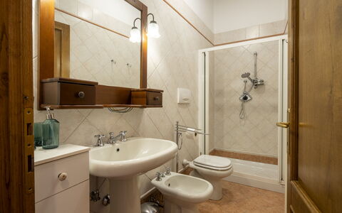 La Casina: Lavabo, Sol, Luminaire Plomberie, Design Intérieur, Salle De Bains, Évier, Sol, Robinet, Plafond, Pièce