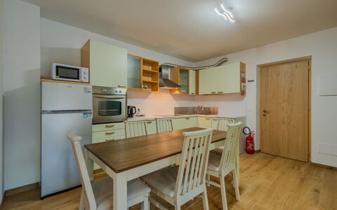 La Corona: Sol, Design Intérieur, Meubles, Sol, Bois, Plafond, Parquet, Cabinetry, Pièce, Cuisine