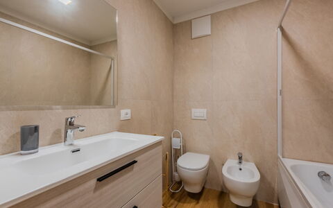 La Corona: Salle De Bains, Sol, Luminaire Plomberie, Lavabo, Sol, Design Intérieur, Évier, Armoire De Toilette, Miroir, Robinet