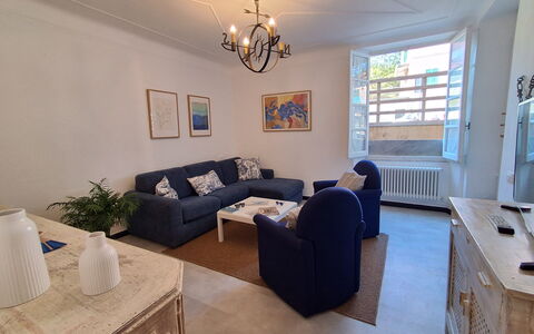 La Riva - Levanto: Meubles, Design Intérieur, Sol, Canapé, Sol, Mur, Bois, Plafond, Salon, Pièce
