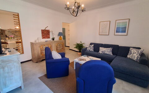La Riva - Levanto: Meubles, Design Intérieur, Sol, Canapé, Mur, Sol, Bois, Pièce, Salon, Plafond