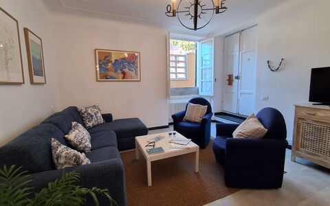 La Riva - Levanto: Meubles, Design Intérieur, Sol, Canapé, Sol, Mur, Bois, Salon, Pièce, Plafond