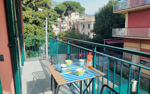 Lola Home - Levanto: Balcon, Appartement, Porche, Chaise, Condominium, Mobilier De Jardin, Ombre, Tache De Bois, Tableau De Plein Air, Balustrade