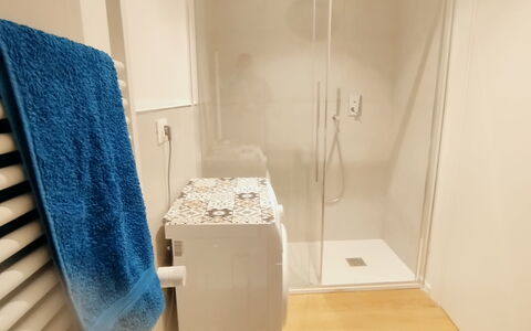 Lola Home - Levanto: Sol, Sol, Mur, Luminaire Plomberie, Design Intérieur, Salle De Bains, Plomberie, Pièce, Toilette, Tuile