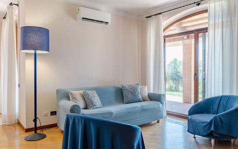 Villa Althea: Meubles, Design Intérieur, Sol, Canapé, Mur, Sol, Bois, Appartement, Pièce, Salon