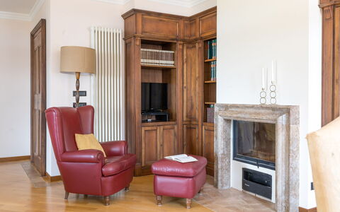 Villa Althea: Meubles, Design Intérieur, Sol, Bois, Sol, Domicile, Pièce, Salon, Marron, Éclairage