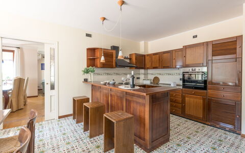 Villa Althea: Meubles, Design Intérieur, Sol, Cabinetry, Comptoir, Bois, Cuisine, Sol, Plafond, Placard
