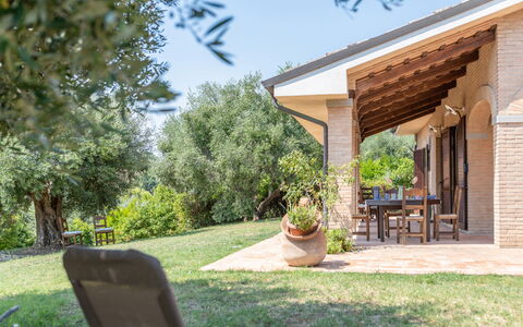 Villa Althea: Domicile, Biens, Porche, Chalet, Jardin, Ombre, Mobilier De Jardin, Hacienda, Ferme, Aménagement Paysager
