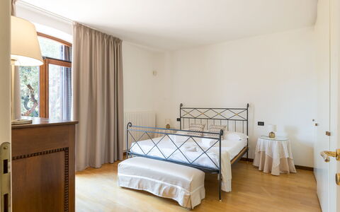 Villa Althea: Design Intérieur, Meubles, Sol, Sol, Bois, Lit, Chambre, Plafond, Pièce, Éclairage