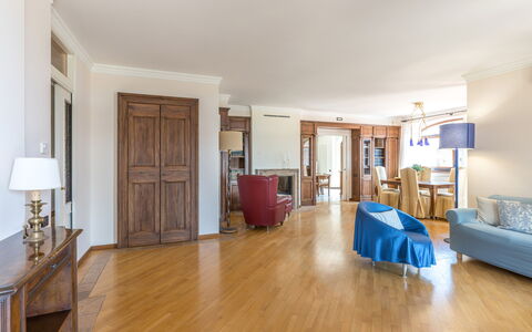 Villa Althea: Sol, Meubles, Design Intérieur, Sol, Plafond, Bois, Pièce, Parquet, Canapé, Salon