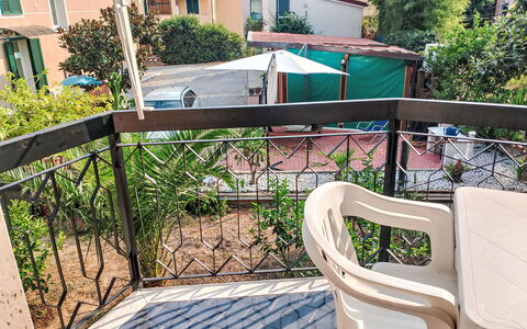 Onda Blu House: Balcon, Ombre, Balustrade, Tableau De Plein Air, Plante D'Appartement