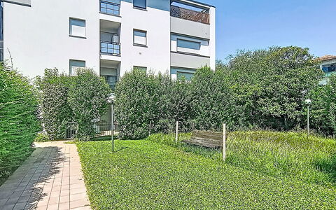 Monica: Vert, Arbuste, Zone Résidentielle, Design Urbain, Jardin, Couverture De Sol, Appartement, Pelouse, Haie, Condominium