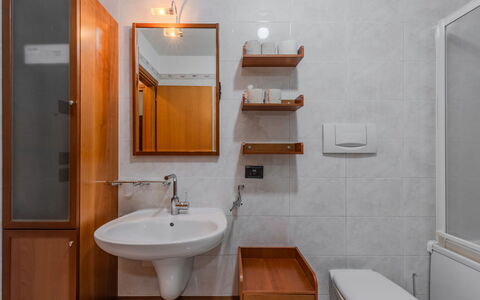Michelon: Lavabo, Salle De Bains, Évier, Luminaire Plomberie, Sol, Miroir, Design Intérieur, Bois, Sol, Robinet