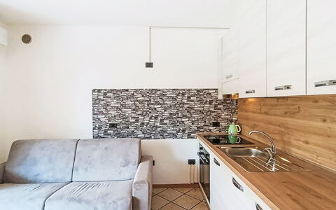 Monica: Design Intérieur, Sol, Bois, Meubles, Principaux Appliance, Cuisine, Sol, Comptoir, Appareil De Cuisine, Pièce