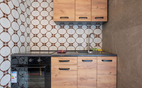 Ilda: Bois, Sol, Cuisine, Cabinetry, Sol, Comptoir, Marron, Principaux Appliance, Appareil De Cuisine, Tache De Bois