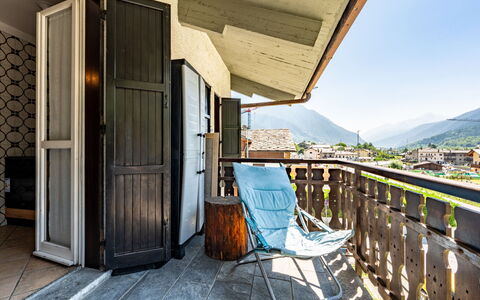 Ilda: Balcon, Appartement, Chaîne De Montagnes, Chaise, Ombre, Mobilier De Jardin, Crête, Village De Montagne, Eco Hôtel, Appartement Penthouse
