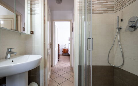 Ilda: Sol, Sol, Luminaire Plomberie, Salle De Bains, Design Intérieur, Lavabo, Plafond, Plomberie, Pièce, Éclairage