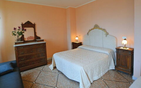 Villa Santa Chiara: Meubles, Chambre, Design Intérieur, Lit, Drap De Lit, Sol, Sol, Literie, Linge, Pièce
