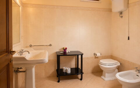 Villa Santa Chiara: Lavabo, Luminaire Plomberie, Sol, Salle De Bains, Évier, Design Intérieur, Sol, Robinet, Plomberie, Toilette