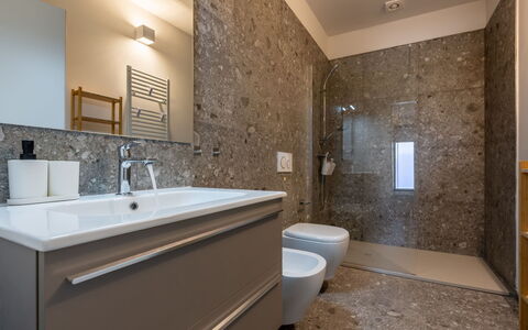 Serracapelli: Luminaire Plomberie, Sol, Salle De Bains, Lavabo, Sol, Évier, Design Intérieur, Robinet, Plomberie, Miroir