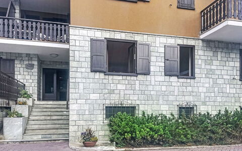 Ai Pascoli: Zone Résidentielle, Domicile, Design Urbain, Appartement, Balcon, Béton, Mur De Pierre, Allée, Daylighting