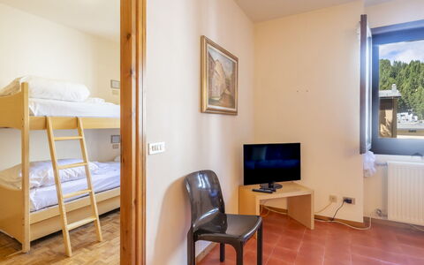 Ai Pascoli: Lit, Chambre, Bois, Design Intérieur, Sol, Meubles, Sol, Drap De Lit, Plafond, Pièce