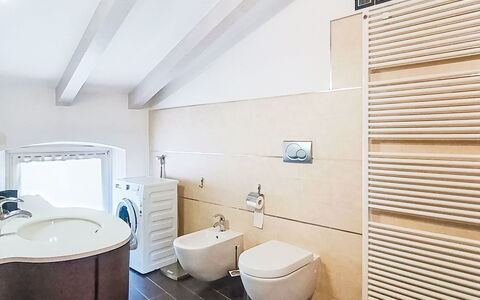 Le Falesie: Sol, Luminaire Plomberie, Sol, Design Intérieur, Salle De Bains, Plafond, Toilette, Plomberie, Robinet, Évier