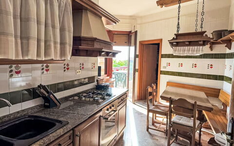 La Terrazza di Colle Marino: Bois, Cuisine, Meubles, Design Intérieur, Comptoir, Sol, Cabinetry, Sol, Tache De Bois, Domicile