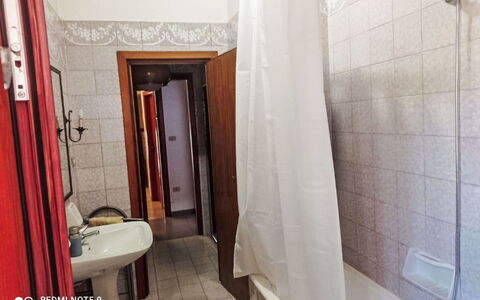 La Terrazza di Colle Marino: Sol, Sol, Lavabo, Luminaire Plomberie, Salle De Bains, Évier, Plomberie, Robinet, Pièce, Toilette