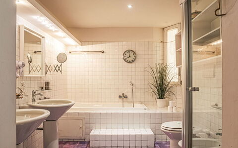 Bellavista: Sol, Mur, Sol, Salle De Bains, Design Intérieur, Luminaire Plomberie, Lavabo, Plomberie, Plafond, Tuile
