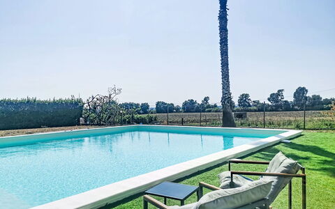 La Perla di Aprilia: Bleu, Piscine, Recours, Ombre, Mobilier De Jardin, Loisir, Pelouse, Aménagement Paysager, Biens, Eco Hôtel