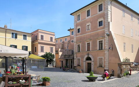 La Perla di Aprilia: Fenêtre, Ville, Pot De Fleur, Balcon, Cour, Plante D'Appartement, Allée, Parapluie