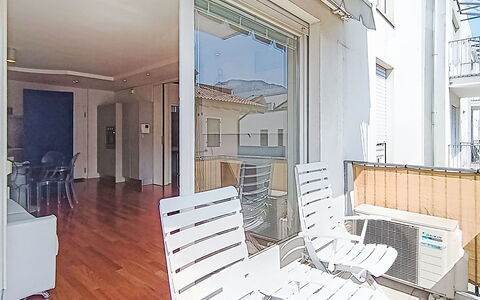 Gigi: Sol, Design Intérieur, Sol, Appartement, Plafond, Domicile, Balcon, Daylighting, Tache De Bois, Chaise