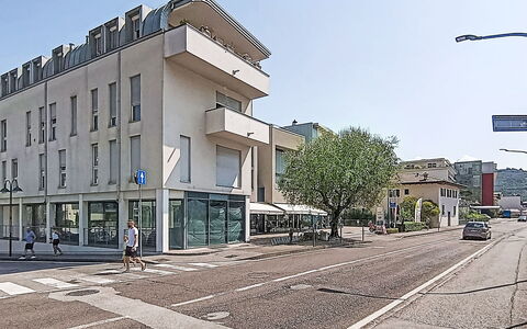 Gigi: Appartement, Design Urbain, Condominium, Bâtiment Commercial, Usage Mixte, Familiale, Trottoir, Véhicule De Luxe, Mid-Taille Car, Balcon
