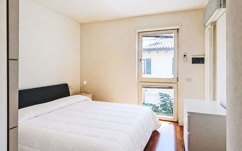 Gigi: Lit, Chambre, Design Intérieur, Mur, Sol, Sol, Drap De Lit, Bois, Literie, Pièce