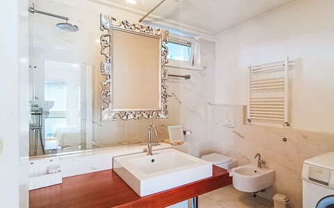 Gigi: Design Intérieur, Luminaire Plomberie, Salle De Bains, Lavabo, Mur, Sol, Évier, Miroir, Sol, Robinet