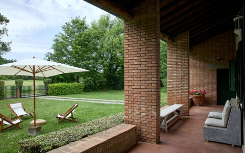 Casa Mancini, Holiday Villa, San Galgano: Arbuste, Jardin, Brique, Meubles, Pelouse, Mobilier De Jardin, Couverture De Sol, Biens, Arrière-Cour, Ombre
