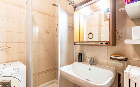 Il Nido: Design Intérieur, Luminaire Plomberie, Sol, Salle De Bains, Lavabo, Sol, Évier, Robinet, Pièce, Plomberie
