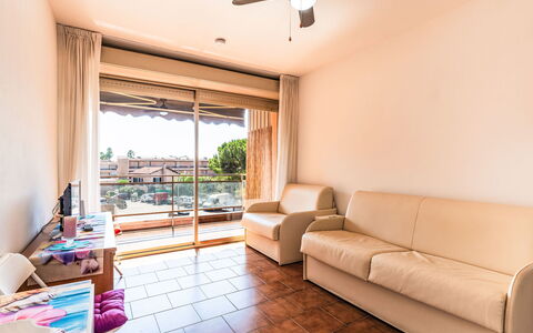 Il Nido: Meubles, Sol, Sol, Design Intérieur, Appartement, Plafond, Balcon, Ombre, Chaise, Tache De Bois