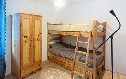 Bluhome: Meubles, Lit, Chambre, Sol, Bois, Sol, Design Intérieur, Pièce, Literie, Drap De Lit
