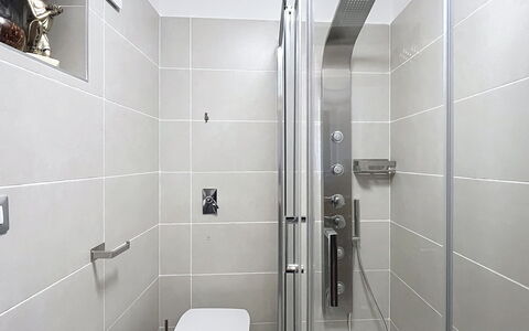 Bluhome: Salle De Bains, Luminaire Plomberie, Sol, Design Intérieur, Tete De Douche, Sol, Douche, Plomberie, Toilette, Tuile