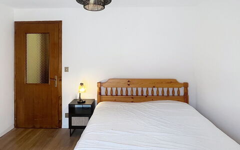 Bluhome: Lit, Meubles, Chambre, Literie, Mur, Design Intérieur, Drap De Lit, Sol, Bois, Sol